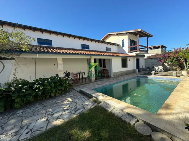 Imagem 1: Casa linear, a poucos passos da praia, com piscina, 03 quartos, em terreno com 364m², no