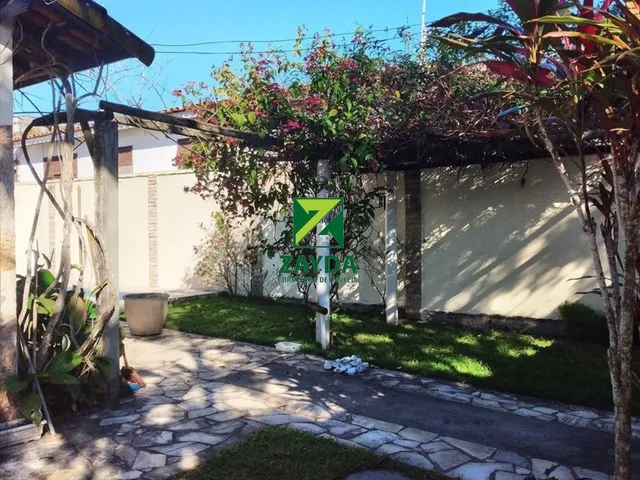 Imagem 2: Casa linear, a poucos passos da praia, com piscina, 03 quartos, em terreno com 364m², no