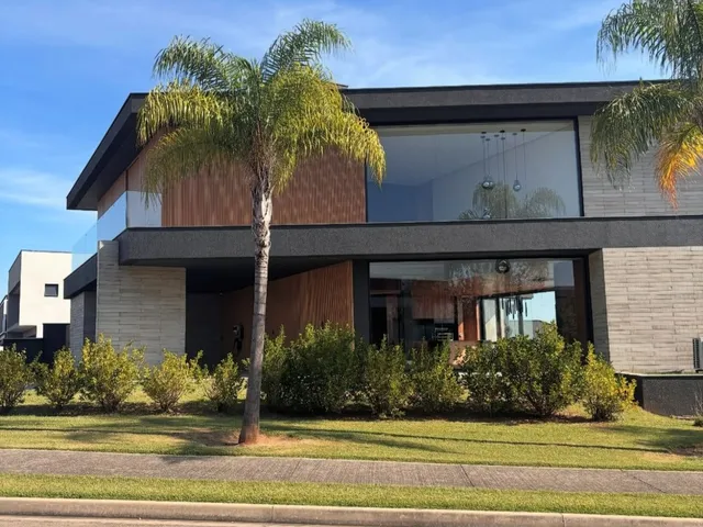 Imagem: A casa em condomínio possui 4 Dormitórios, 4 Suítes, 7