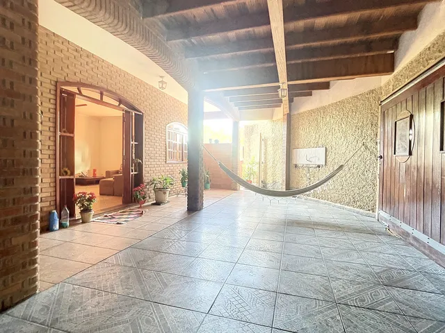 Imagem: A casa possui 3 Dormitórios, 1 Suíte, 6 Banheiros, 3