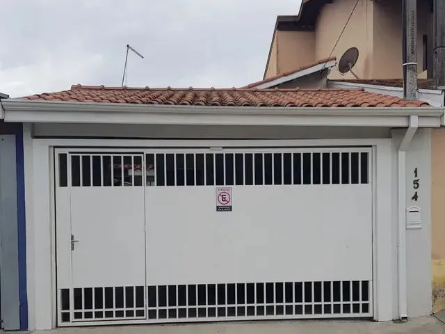 Imagem: A casa possui 2 Dormitórios, 2 Banheiros, 2 Vagas na