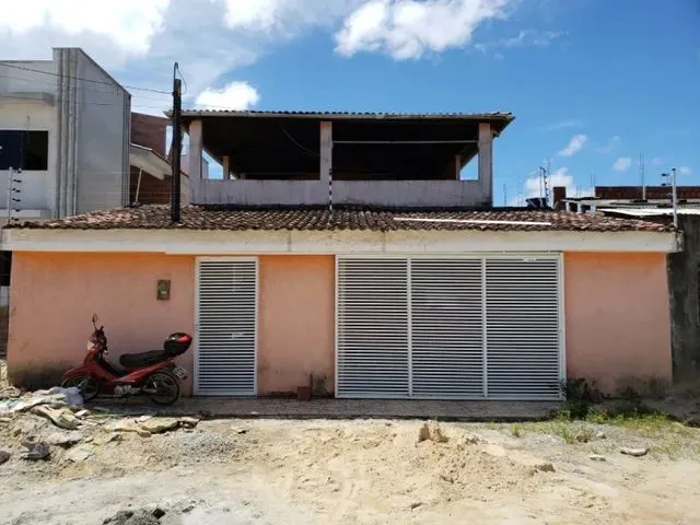 Imagem: A casa possui 3 Dormitórios, 3 Banheiros, 1 Vaga na