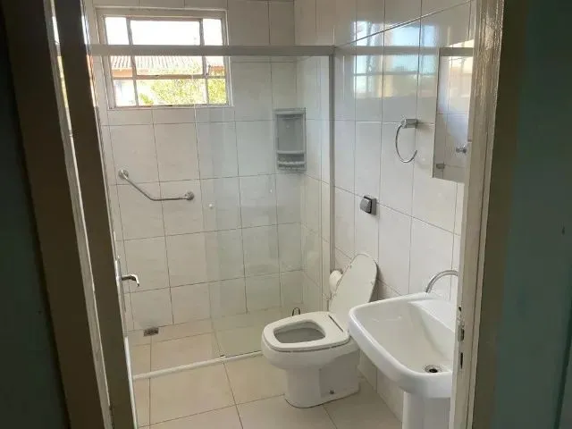 Imagem: Casa em Rua Movimentada com Vista para a