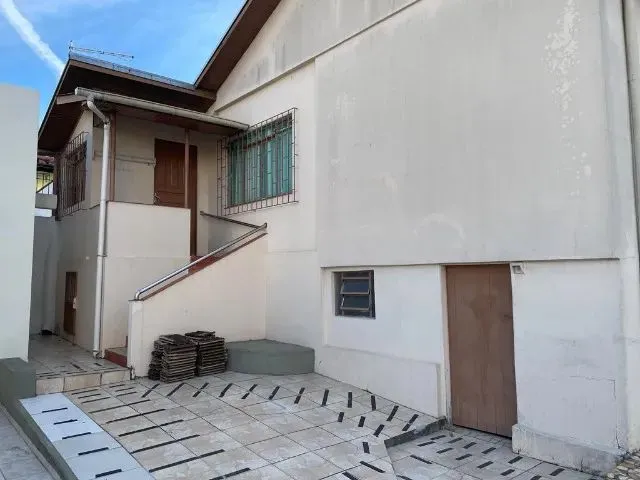 Imagem 6: Casa em Rua Movimentada com Vista para a Ponte Estaiada (Curitiba-Pr