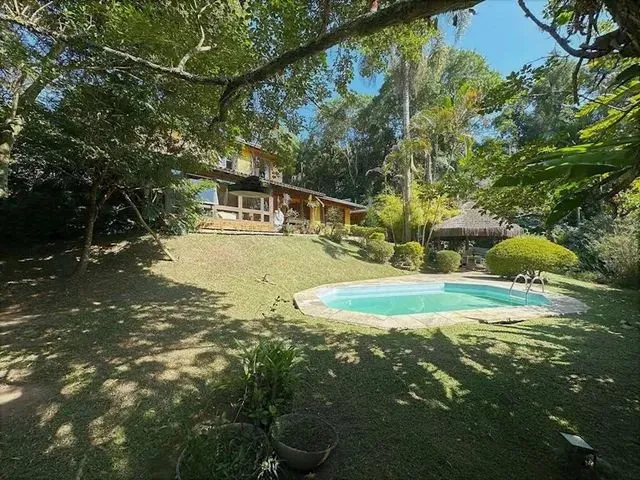 Imagem: A casa possui 4 Dormitórios, 1 Suíte, 3 Banheiros, 2