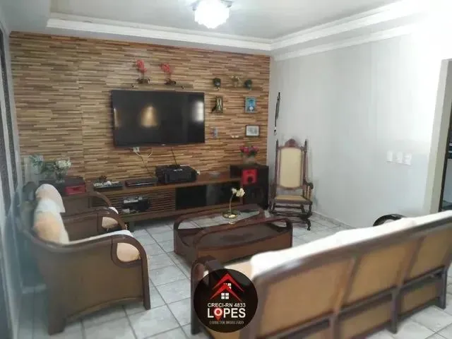 Imagem: A casa possui 3 Dormitórios, 1 Suíte, 2 Banheiros, 5