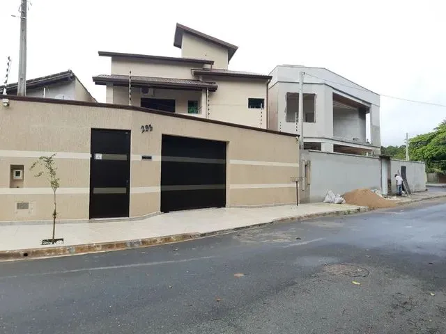 Imagem: A casa possui 4 Dormitórios, 3 Banheiros, 3 Vagas na