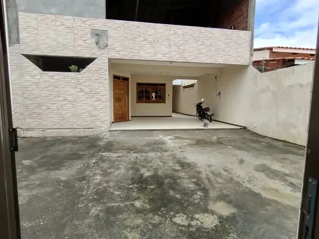 Imagem: A casa possui 3 Dormitórios, 4 Vagas na garagem e está