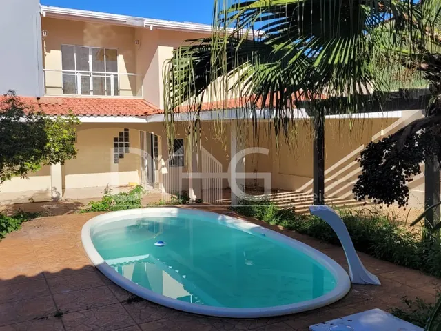 Imagem: A casa possui 4 Dormitórios, 2 Suítes, 4 Banheiros, 4