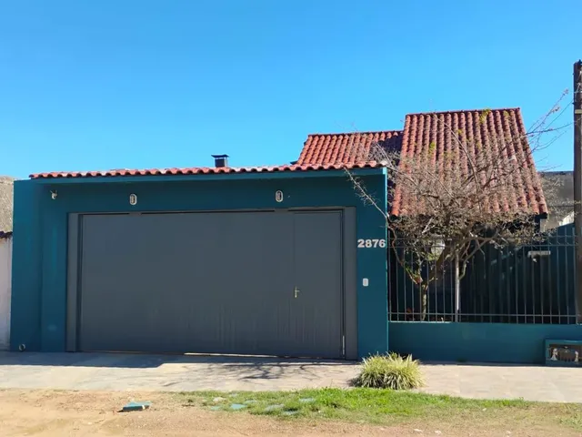 Imagem: A casa possui 4 Dormitórios, 1 Suíte, 2 Vagas na garagem,