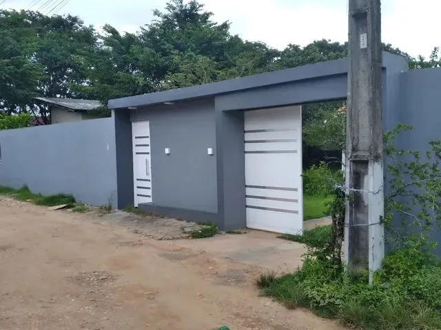 Imagem: A casa possui 3 Dormitórios, 2 Banheiros, 4 Vagas na