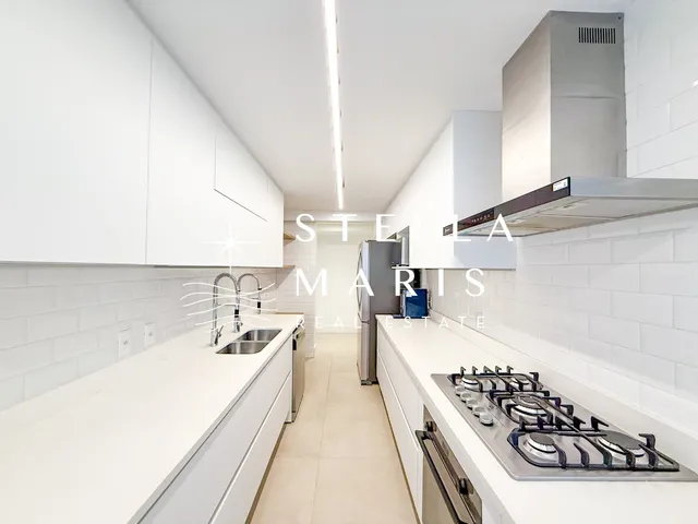 Imagem 2: Ipanema, Apartamento com varandão, original 4 suítes e 2 vagas à venda em prédio novo