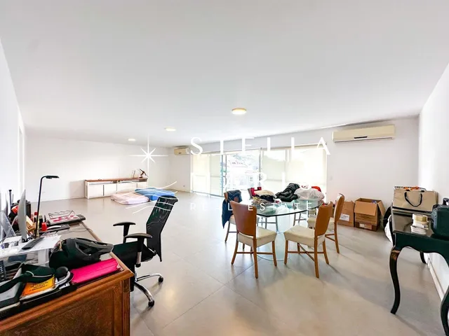 Imagem 2: Urca, Apartamento com 253 m2, varandão, totalmente reformado com 4 quartos, sendo 2