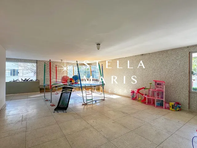 Imagem 5: Urca, Apartamento com 253 m2, varandão, totalmente reformado com 4 quartos, sendo 2