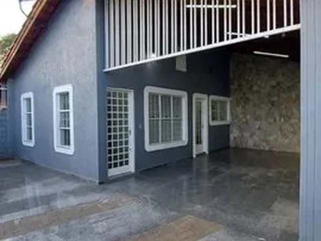 Imagem: A casa possui 2 Dormitórios, 2 Banheiros, 3 Vagas na