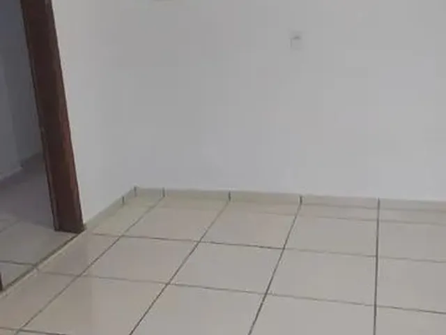 Imagem: A casa possui 1 Dormitório, 1 Banheiro, 1 Vaga na garagem,