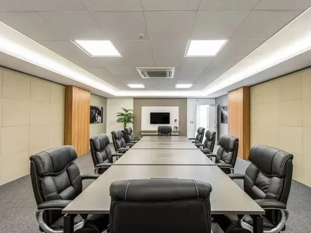 Imagem 3: Aluguel Anual - Sala Mobiliada com Copa - 47M² em Complexo Comercial na Sc 401