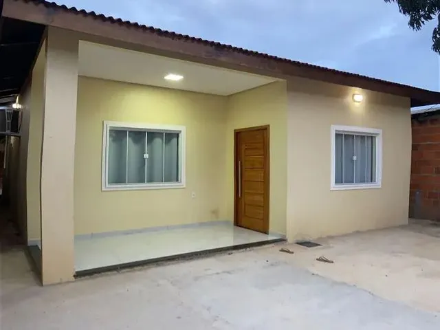 Imagem: A casa possui 3 Dormitórios, 2 Banheiros, 3 Vagas na