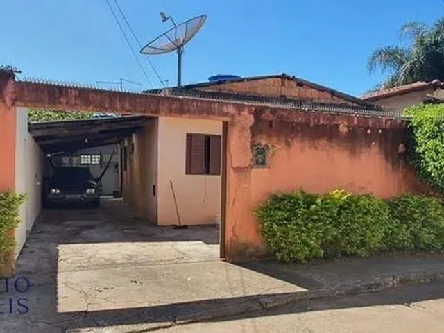 Imagem: A casa possui 3 Dormitórios, 1 Banheiro, 2 Vagas na
