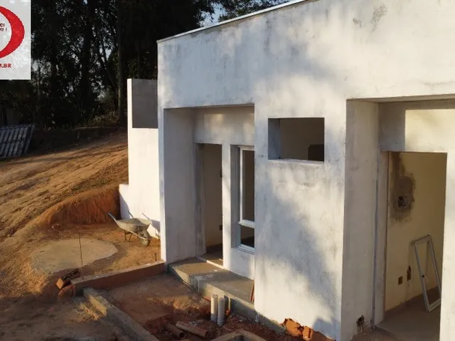 Imagem: A casa possui 1 Dormitório, 1 Banheiro, 1 Vaga na garagem