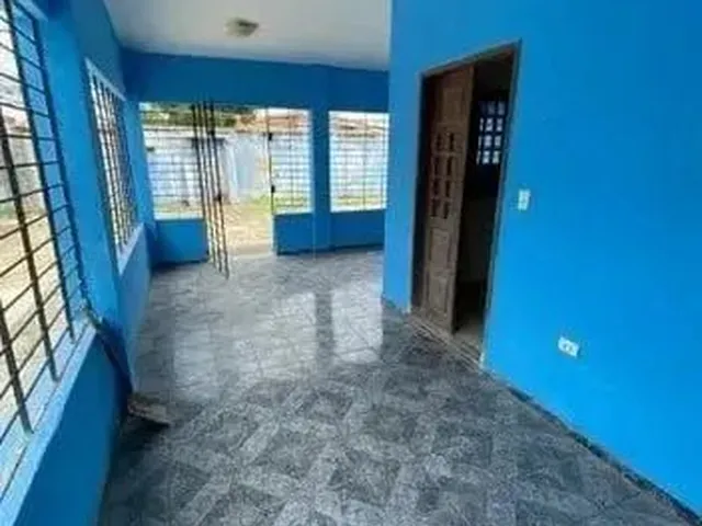 Imagem: A casa possui 3 Dormitórios, 2 Banheiros e está