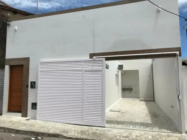 Imagem: A casa possui 2 Dormitórios, 1 Banheiro, 2 Vagas na