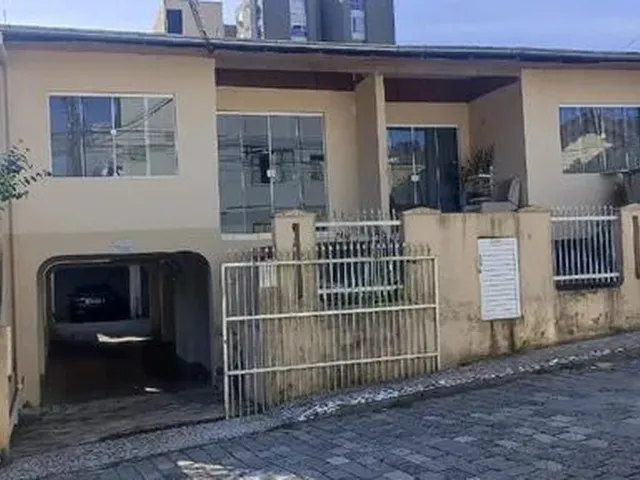 Imagem: A casa possui 1 Dormitório, 1 Banheiro e está localizado