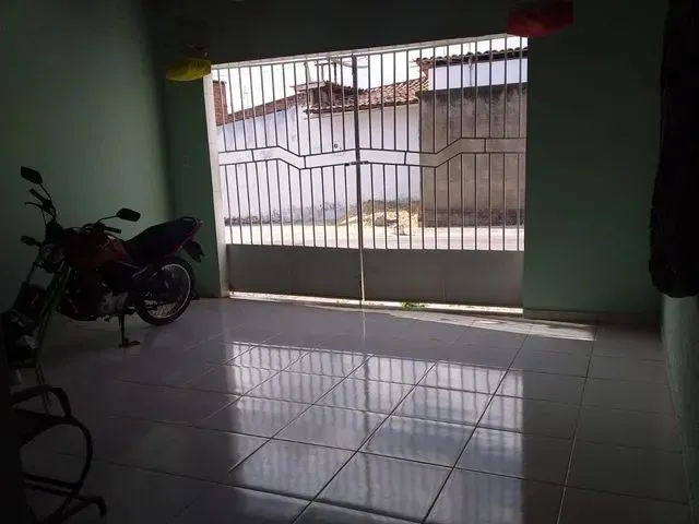 Imagem: A casa possui 2 Dormitórios, 1 Banheiro, 1 Vaga na garagem