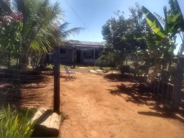 Imagem: A casa possui 3 Dormitórios, 1 Banheiro, 1 Vaga na