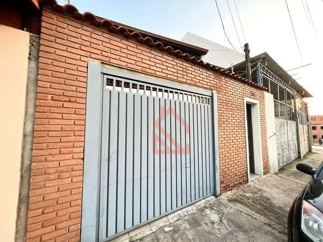 Imagem: A casa possui 3 Dormitórios, 1 Suíte, 1 Banheiro, 3 Vagas