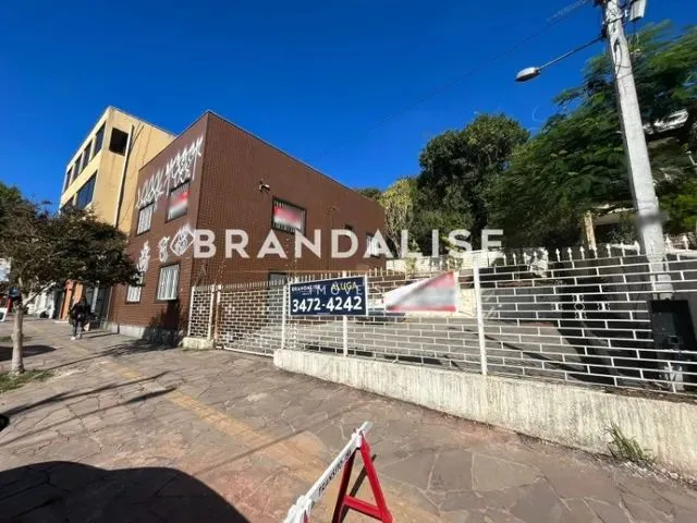 Imagem: A casa possui 3 Banheiros, 4 Vagas na garagem, 200m² de