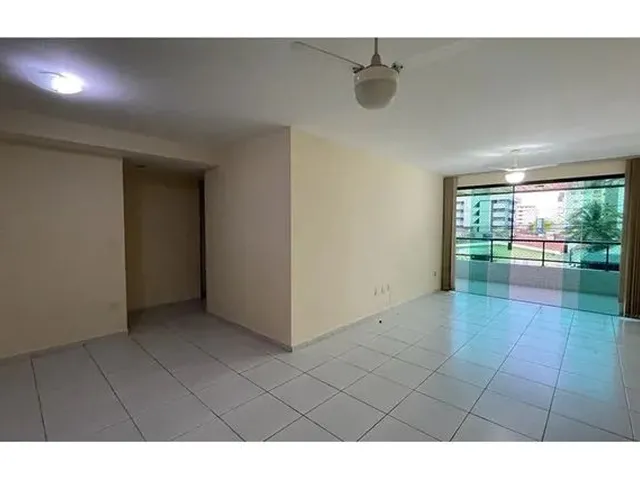 Imagem 6: Amplo Apartamento de 4 Quartos com Varanda e Vagas de Garagem, a 350M da Praia!