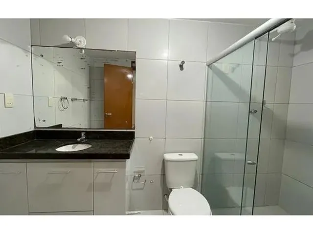 Imagem 4: Amplo Apartamento de 4 Quartos com Varanda e Vagas de Garagem, a 350M da Praia!
