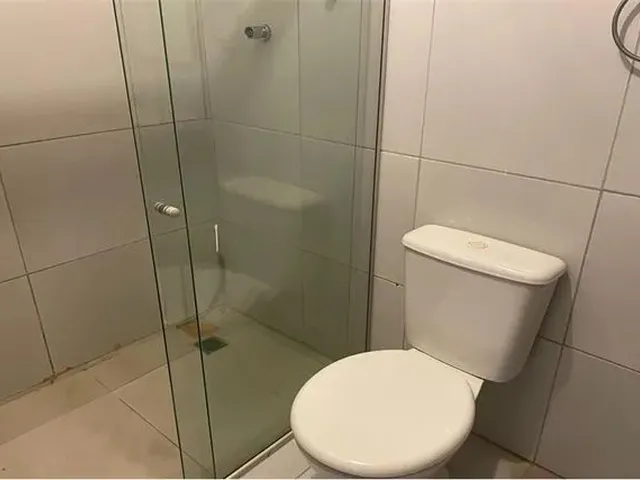 Imagem 1: Amplo Apartamento de 4 Quartos com Varanda e Vagas de Garagem, a 350M da Praia!