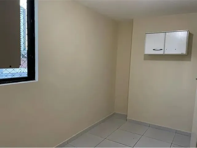 Imagem 2: Amplo Apartamento de 4 Quartos com Varanda e Vagas de Garagem, a 350M da Praia!