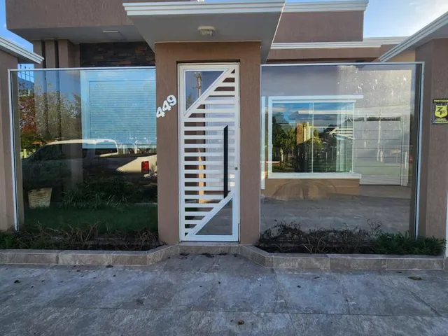 Imagem: A casa possui 3 Dormitórios, 1 Suíte, 1 Banheiro, 3 Vagas
