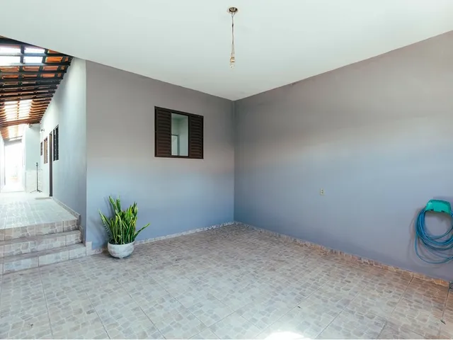 Imagem: A casa possui 3 Dormitórios, 1 Suíte, 3 Banheiros, 2