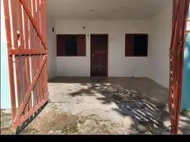Imagem: A casa possui 2 Dormitórios, 1 Banheiro, 1 Vaga na garagem