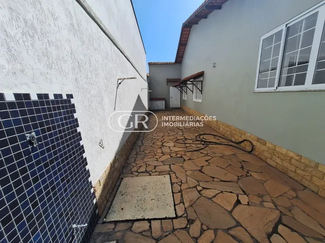 Imagem 1: Casa linear na Morada da Colina com piscina