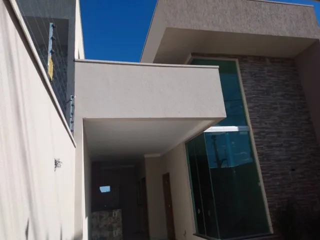 Imagem: A casa possui 3 Dormitórios, 2 Banheiros, 2 Vagas na
