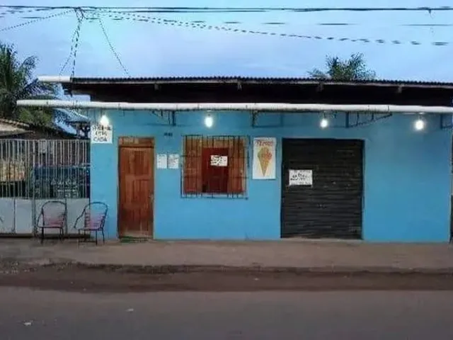 Imagem: A casa possui 4 Dormitórios, 4 Banheiros, 2 Vagas na