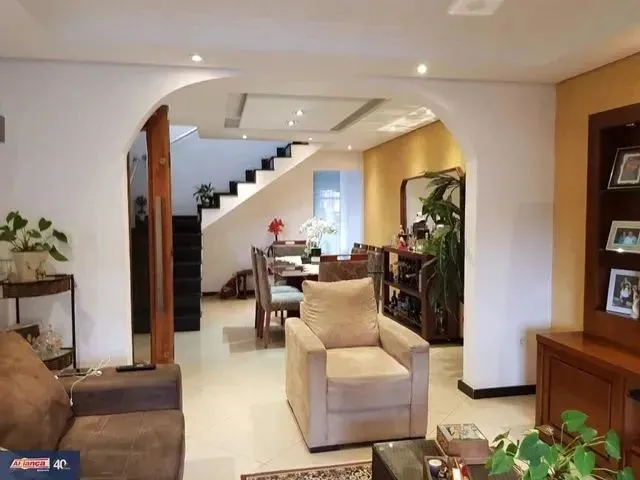 Imagem: A casa possui 2 Dormitórios, 1 Banheiro, 2 Vagas na