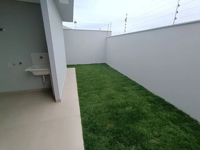 Imagem: A casa possui 3 Dormitórios, 2 Banheiros, 2 Vagas na