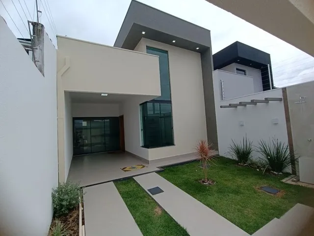 Imagem: A casa possui 3 Dormitórios, 2 Banheiros, 2 Vagas na