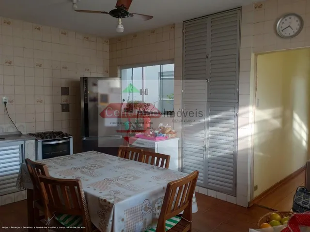 Imagem: A casa possui 4 Dormitórios, 3 Banheiros, 1 Vaga na