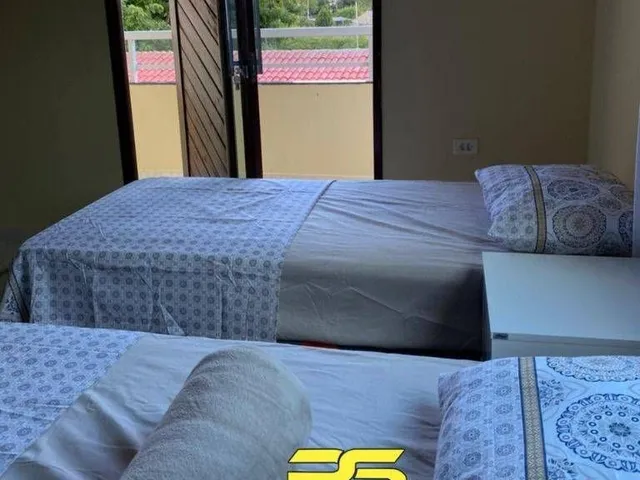 Imagem: Prédio com vista total de bananeiras