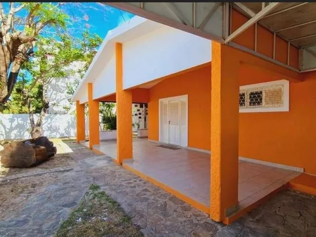Imagem: A casa possui 5 Dormitórios, 2 Suítes, 5 Banheiros, 6