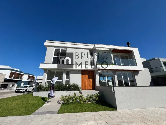 Imagem: Casa com 4 quartos, sendo 3 suítes e piscina