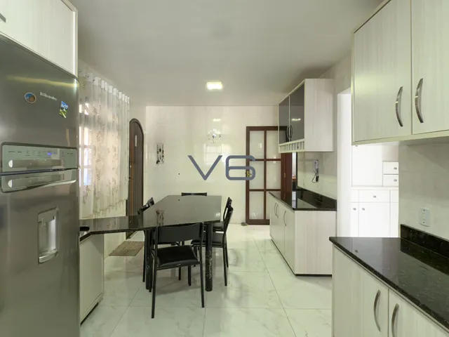 Imagem 10: Casa com 4 Quartos - 1 Suíte - 7 Vagas de garagem - 203,81 m² privativos, no bairro