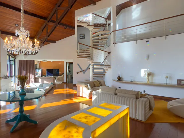 Imagem 2: Casa com 624 m² privativos, 5 quartos, 3 suítes, 4 vagas de garagem, no Mercês